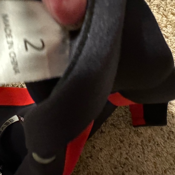 Seaskin child’s size 2 unisex wetsuit - Picture 2 of 4